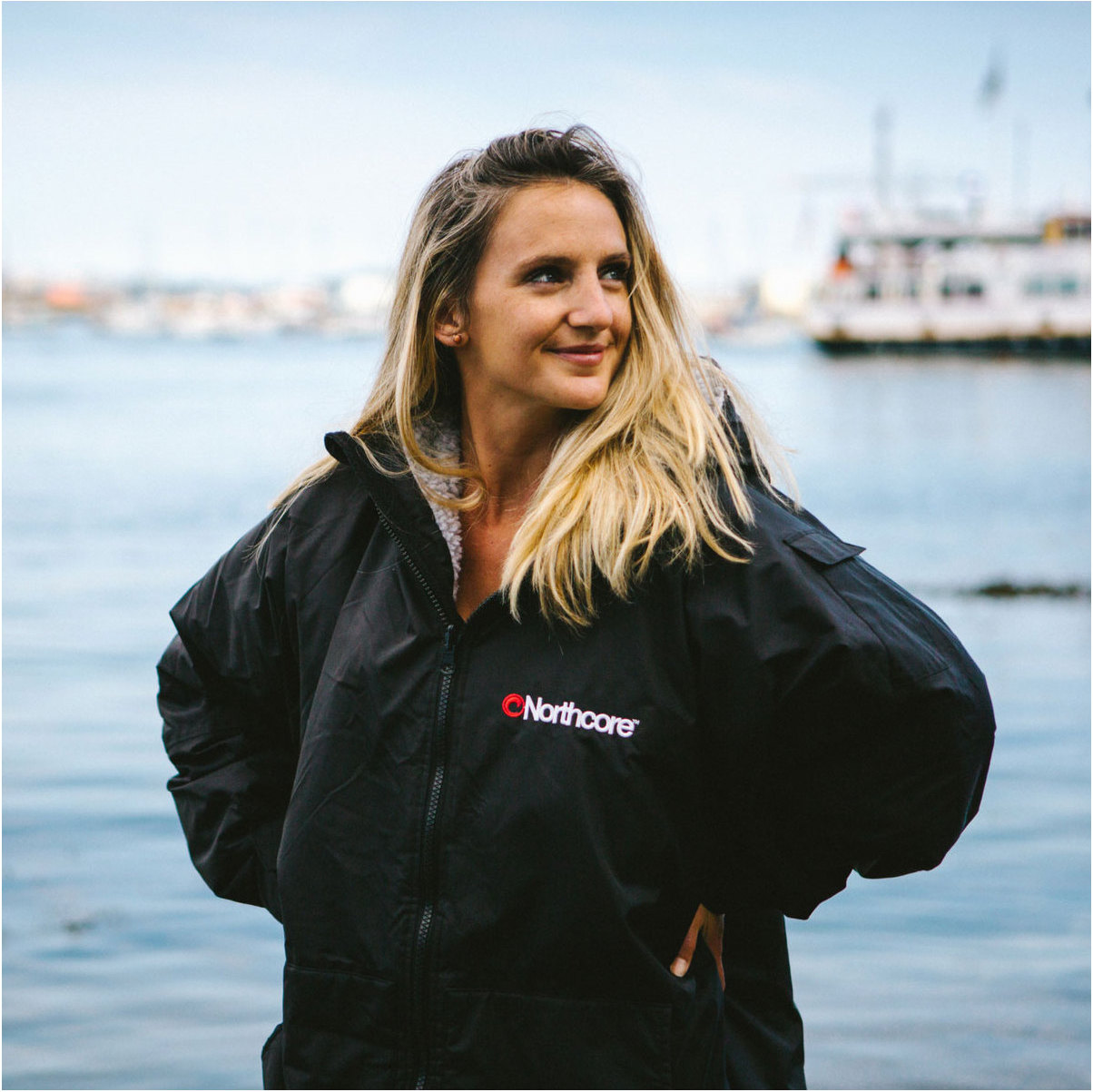 2026 Northcore Beach Basha Sport Langærmet Skiftetøj Robe / Poncho NOCO24N - Black