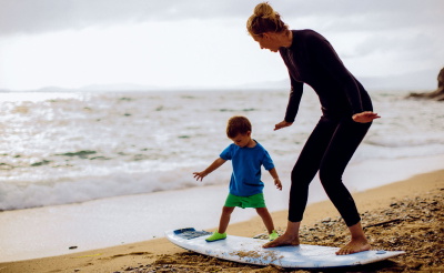 mum and child on a surfboardhttps://www.wetsuitoutlet.co.uk/images/blog/yg4jedz/blog-billabong-wetsuit.jpg
